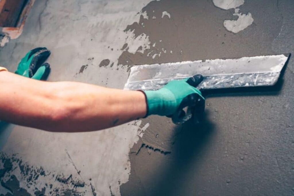 stucco contractor repairing stucco wall crack